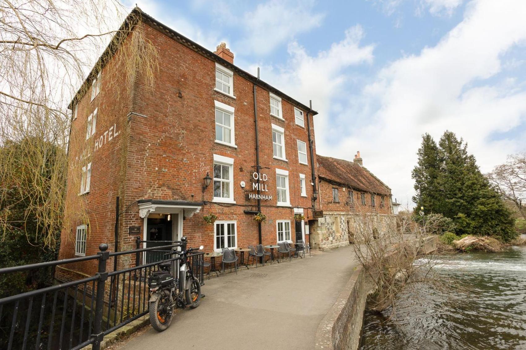 Old Mill Hotel Salisbury Exterior photo